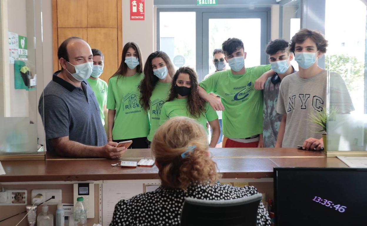 Los componentes del Natación Ávila se inscriben en la recepción del hotel San Cristobal antes de participar en el Campeonato de Castilla y León Junior.