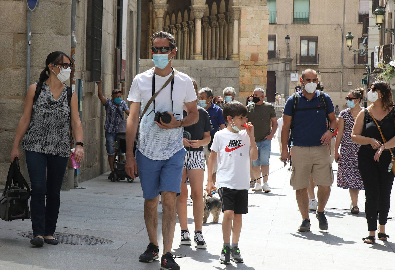 Turistas por la Calle Real de Segovia.