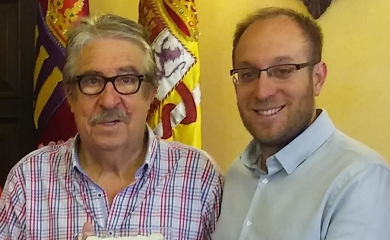 El Alcalde entregando una placa de agradecimiento a Laurentino en agradecimiento por el concierto que ofreciera en las fiestas de agosto de 2019