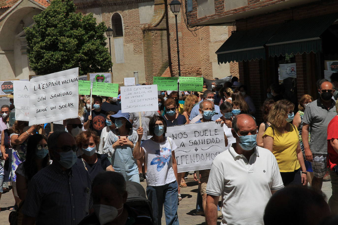 Protesta en Nava de la Asunción este domingo contra los recortes sanitarios.