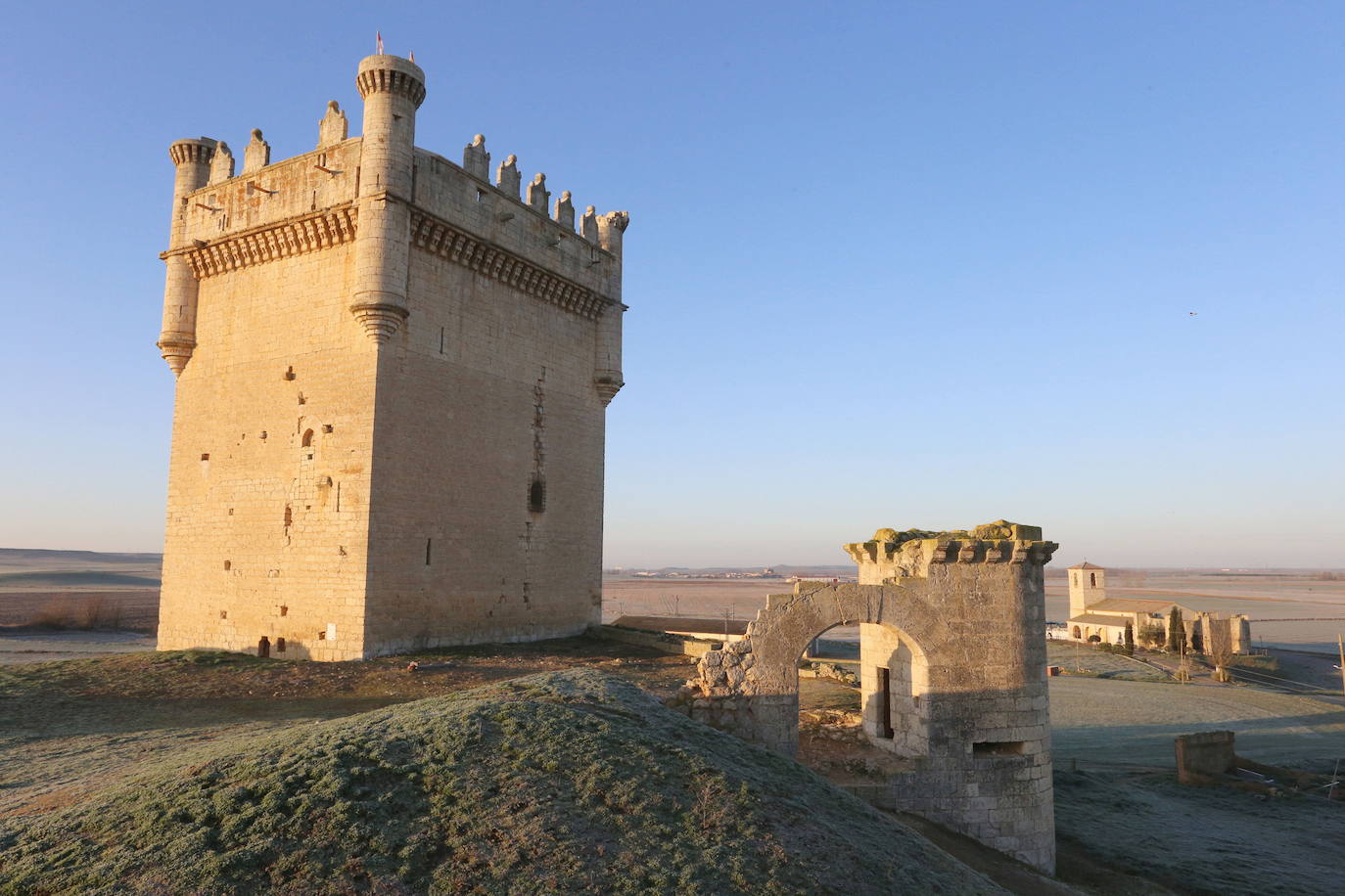 Castillo de Belmonte de Campos, sobre el municipio. 