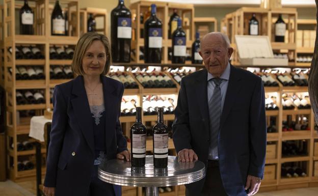 Alejandro Fernández presentó su Tinto Pesquera Original en mayo de 2019 en el restaurante Coque de Madrid, junto a su hija Eva. 