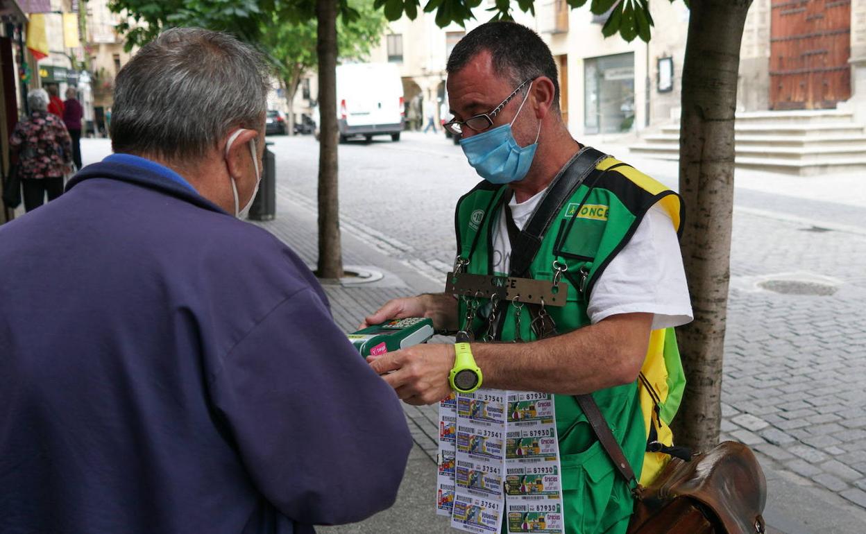 Un vendedor dela ONCE, en una imagen de archivo.