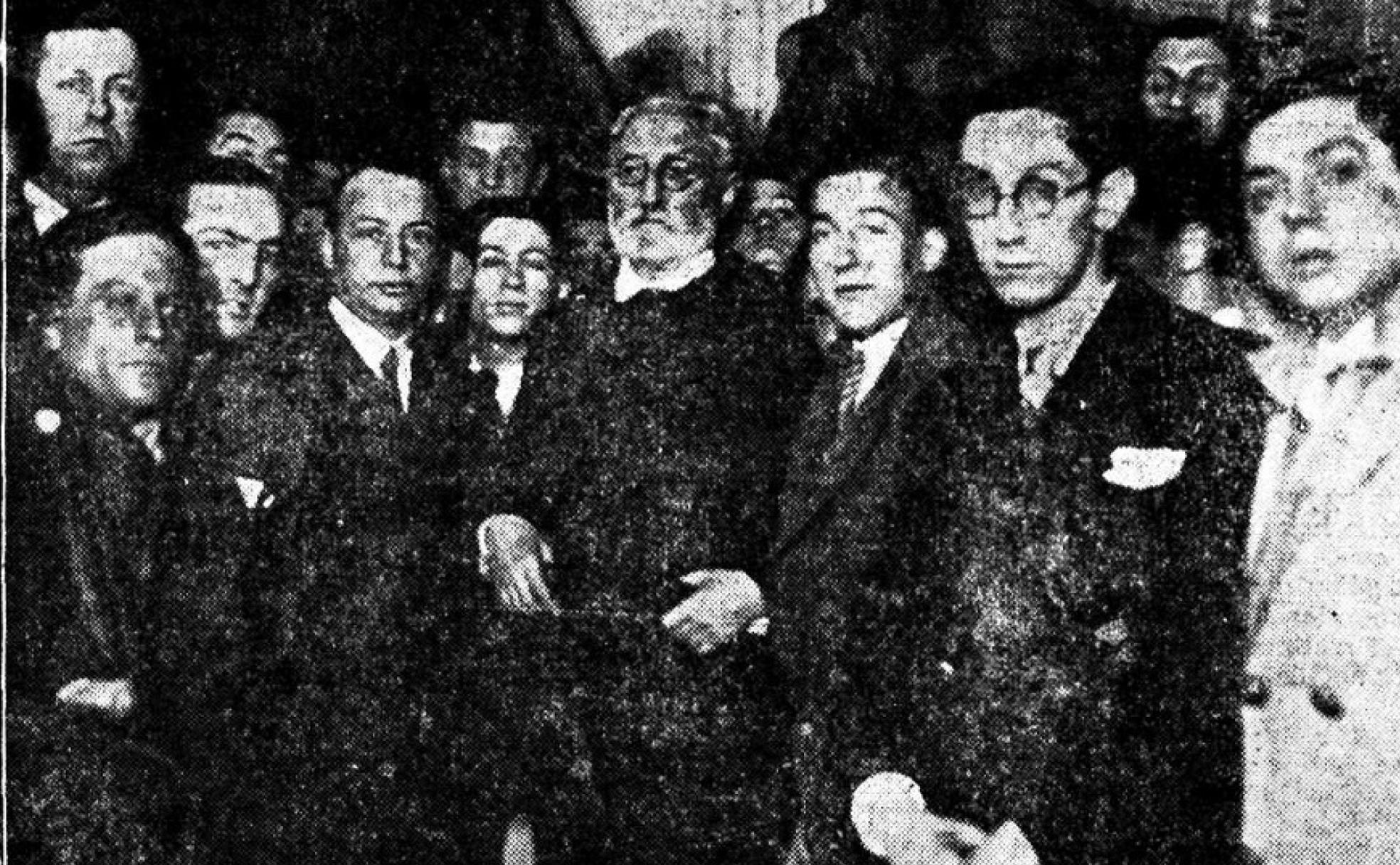 Jóvenes universitarios rodean a Miguel de Unamuno a su llegada al Hotel Francia el 12 de enero de 1930. 