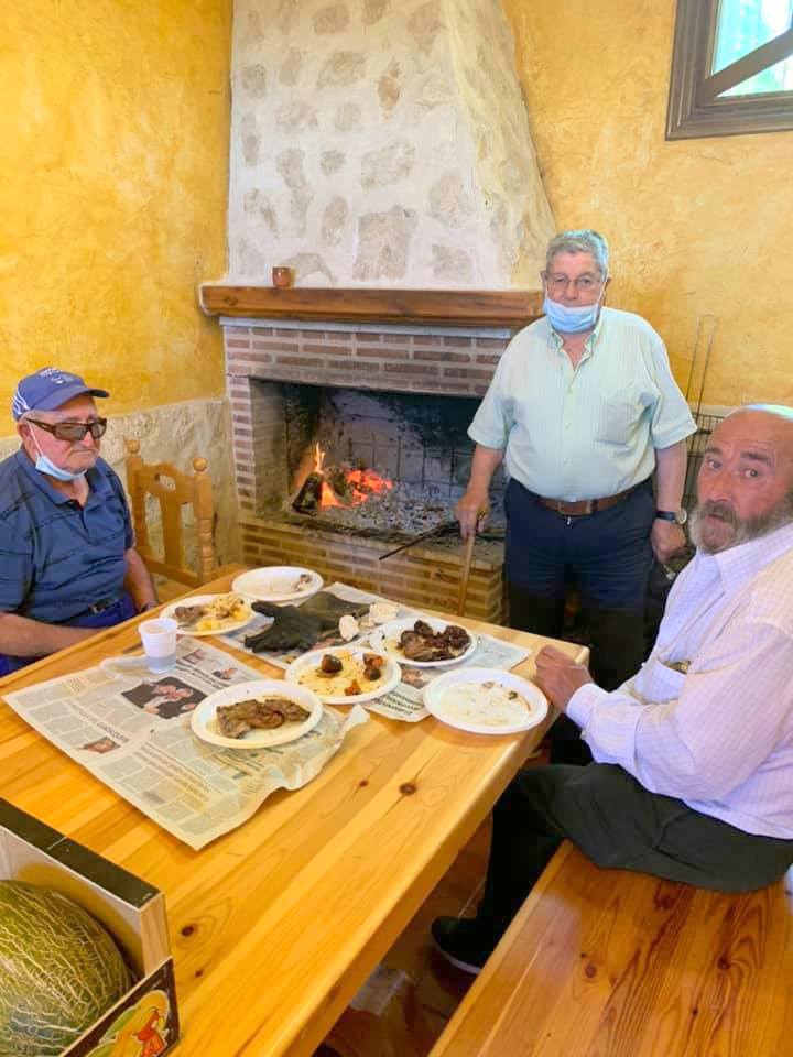 La Asociación Cultural de Amas de Casa 'Virgen de Revilla' repartió el tradicional chcolocate 