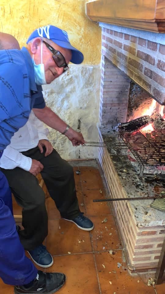 La Asociación Cultural de Amas de Casa 'Virgen de Revilla' repartió el tradicional chcolocate 