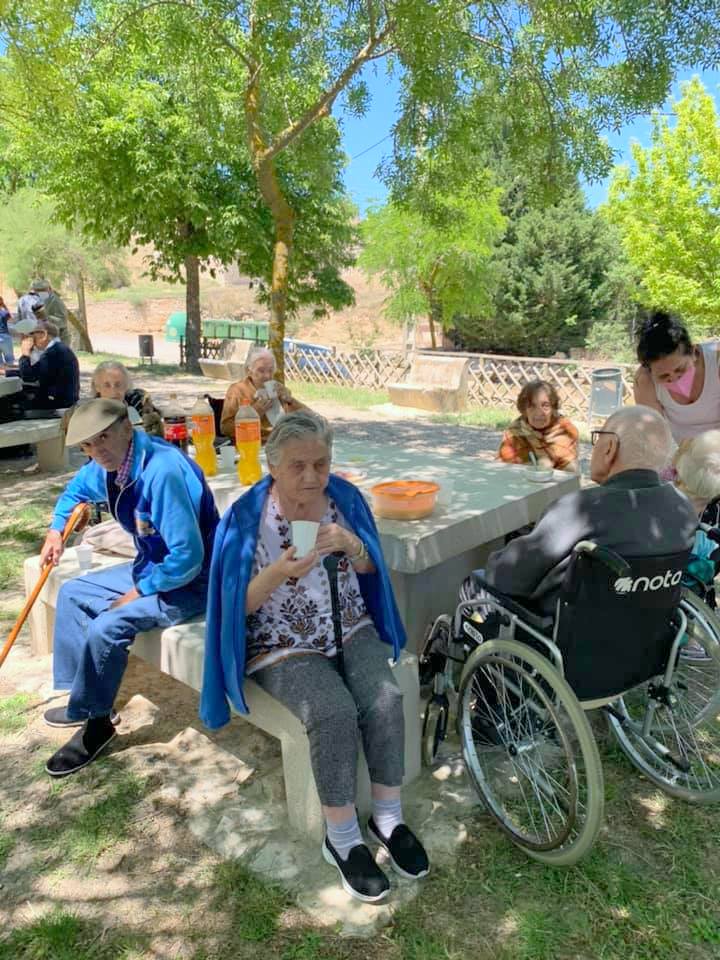 La Asociación Cultural de Amas de Casa 'Virgen de Revilla' repartió el tradicional chcolocate 