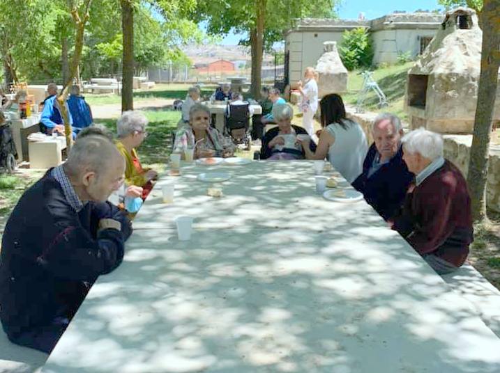 La Asociación Cultural de Amas de Casa 'Virgen de Revilla' repartió el tradicional chcolocate 