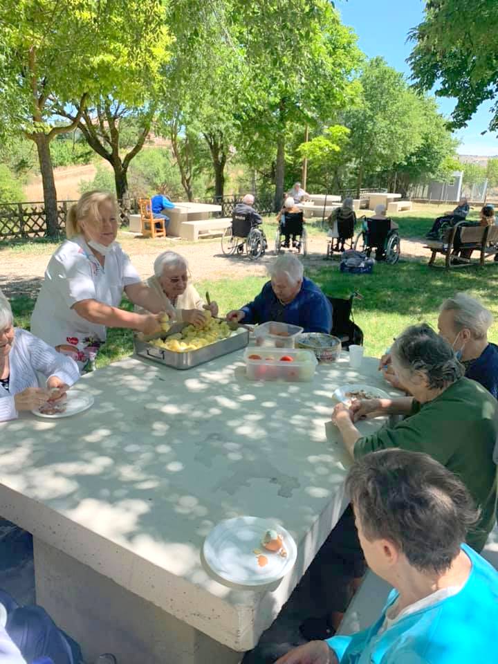 La Asociación Cultural de Amas de Casa 'Virgen de Revilla' repartió el tradicional chcolocate 