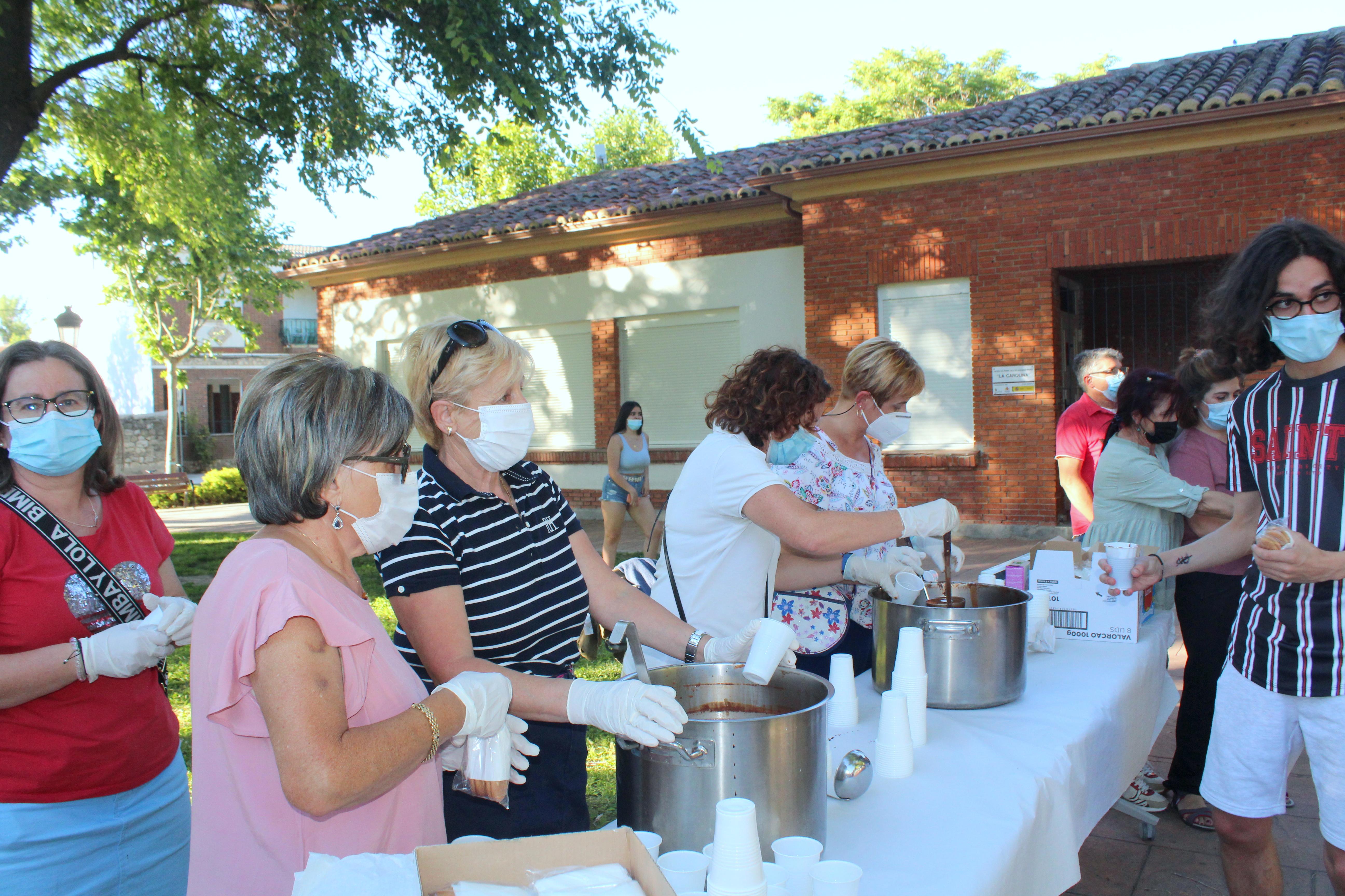 La Asociación Cultural de Amas de Casa 'Virgen de Revilla' repartió el tradicional chcolocate 