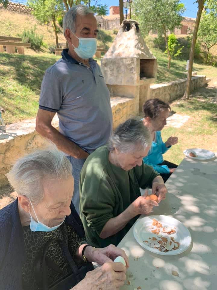 La Asociación Cultural de Amas de Casa 'Virgen de Revilla' repartió el tradicional chcolocate 