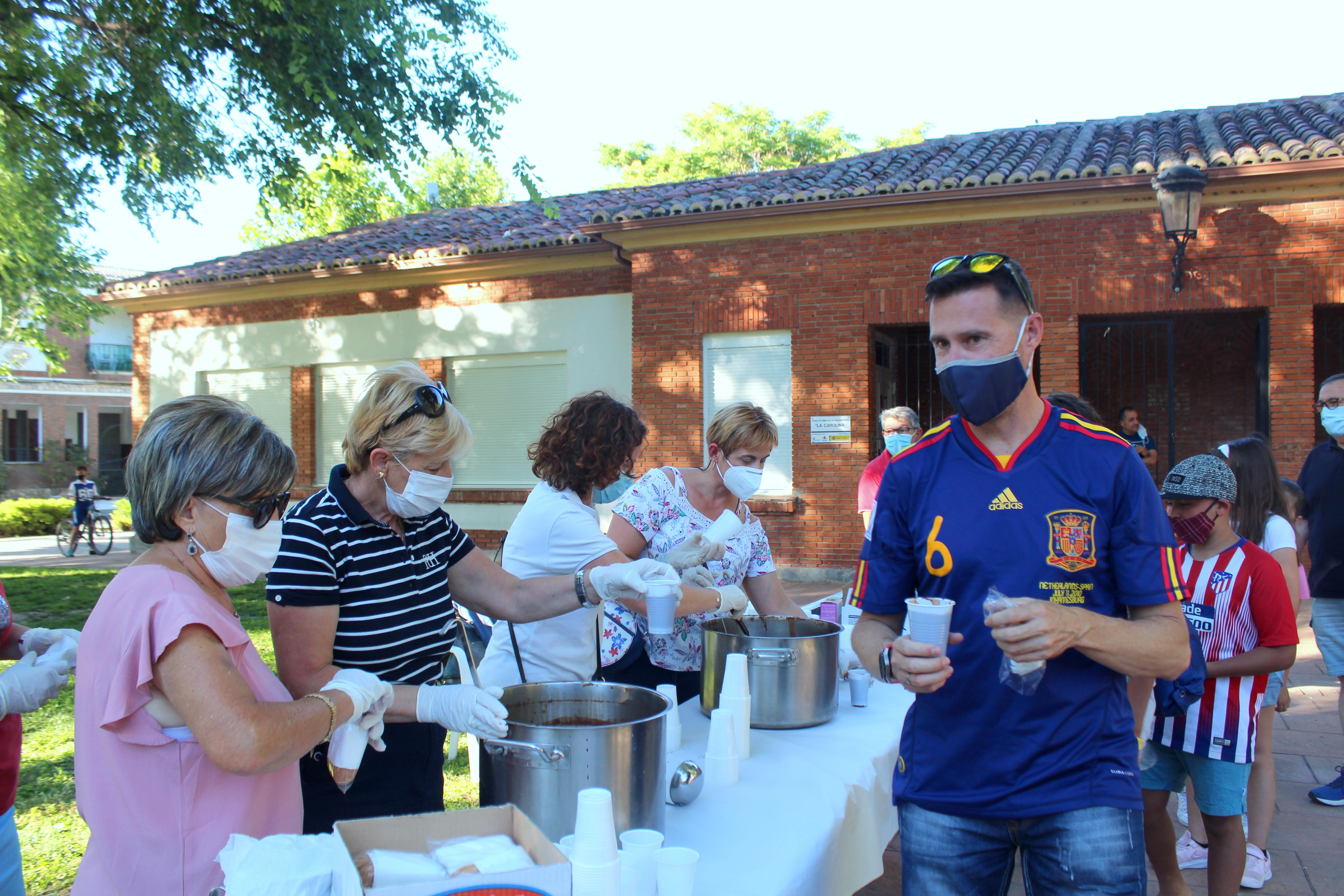La Asociación Cultural de Amas de Casa 'Virgen de Revilla' repartió el tradicional chcolocate 