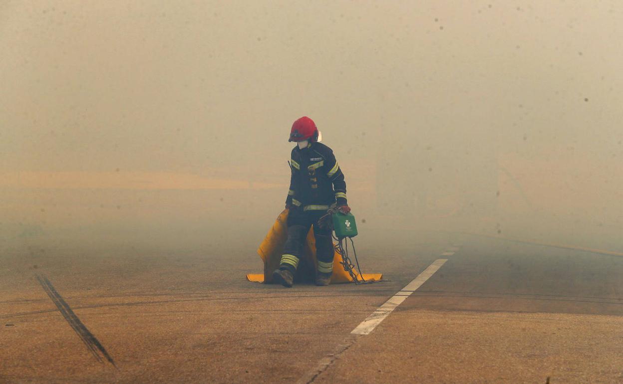 Un bombero intenta sofocar el incendio el pasado sábado.