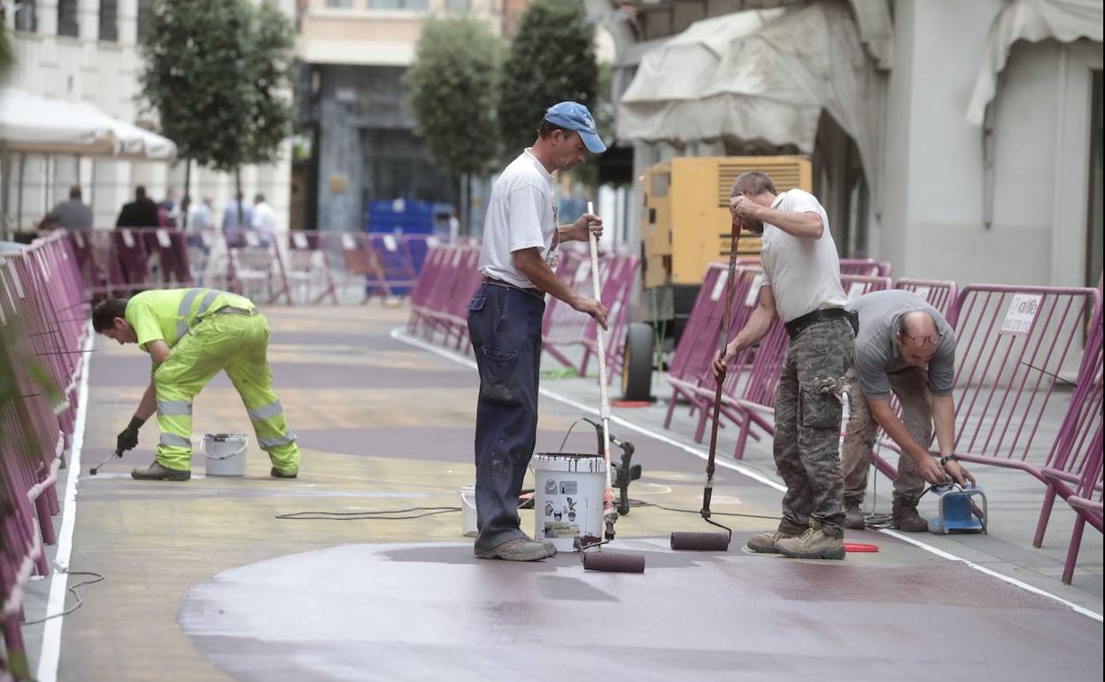 Operarios trabajan en el repintado de la calle Claudio Moyano