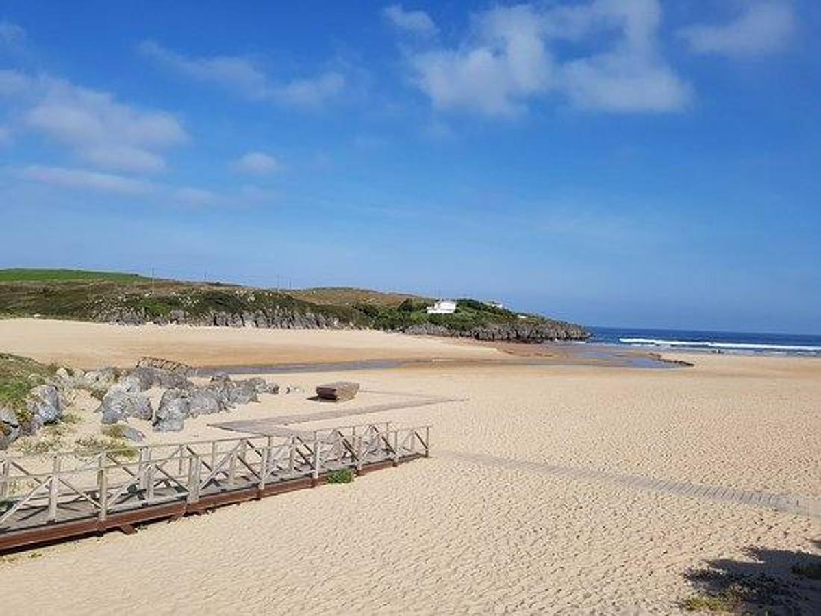 La playa de Cuberris, en Ajo, se encuentra a poco menos de tres horas de distancia en coche. Extensa y tranquila, es otra buena opción para pasar unos días.