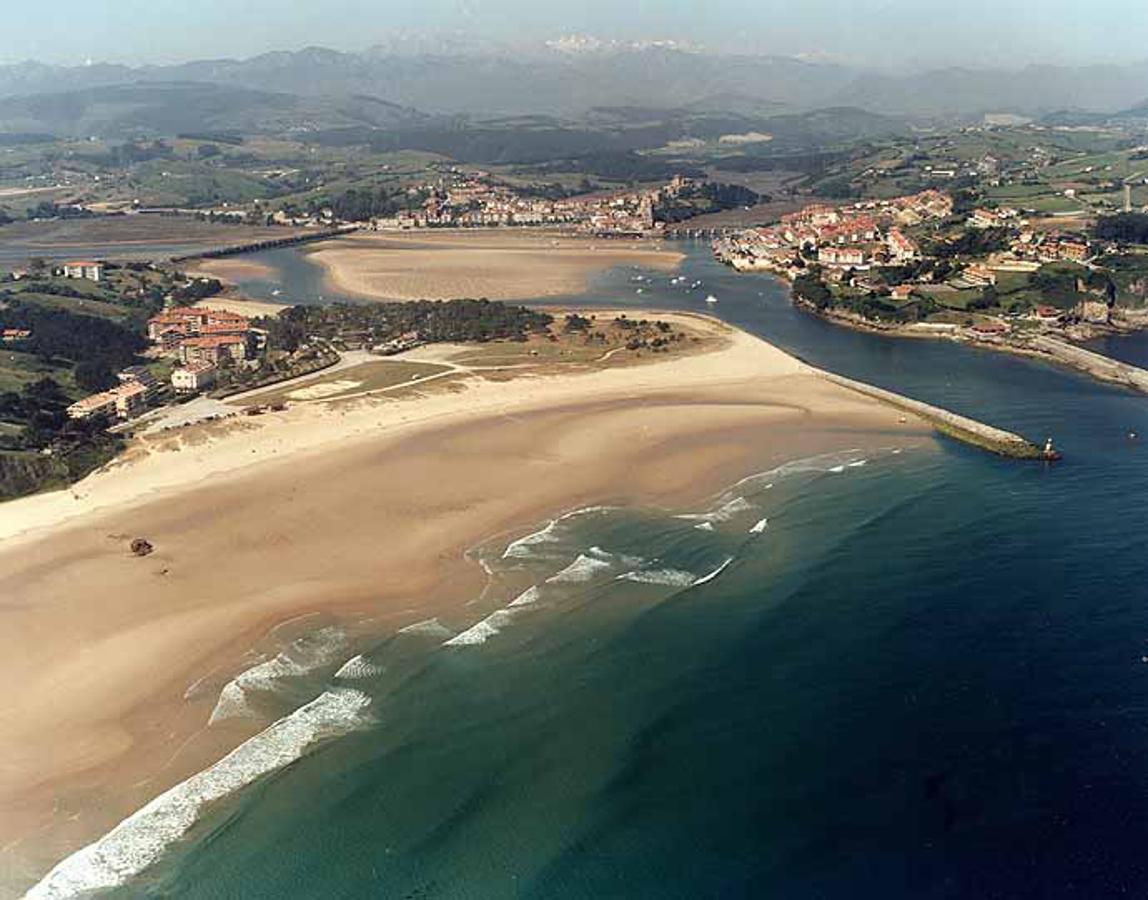 En el municipio de San Vicente de la Barquera, está la playa de Merón, perfecta para hacer surf y con kilómetros de playa. Tiene un parking cercano donde poder aparcar si vas en coche, un trayecto de dos horas y media por la A-67.