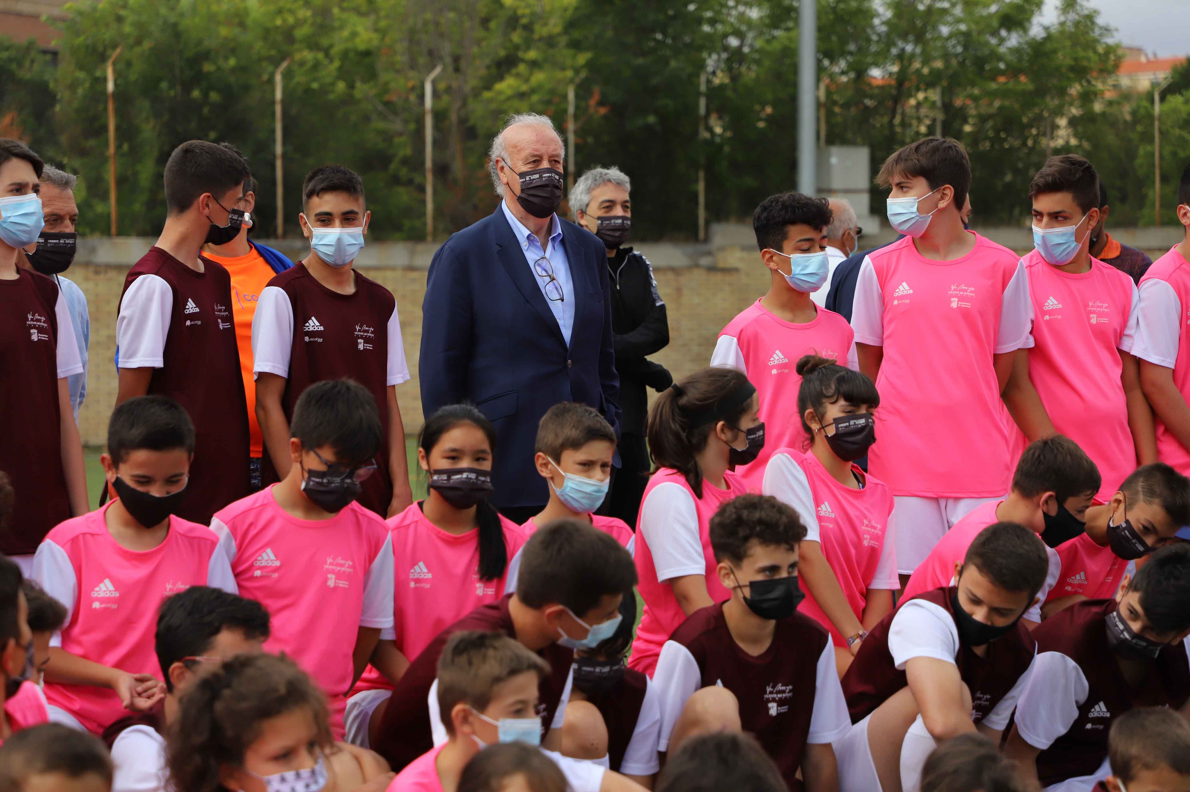 Vicente del Bosque visita su campus de verano