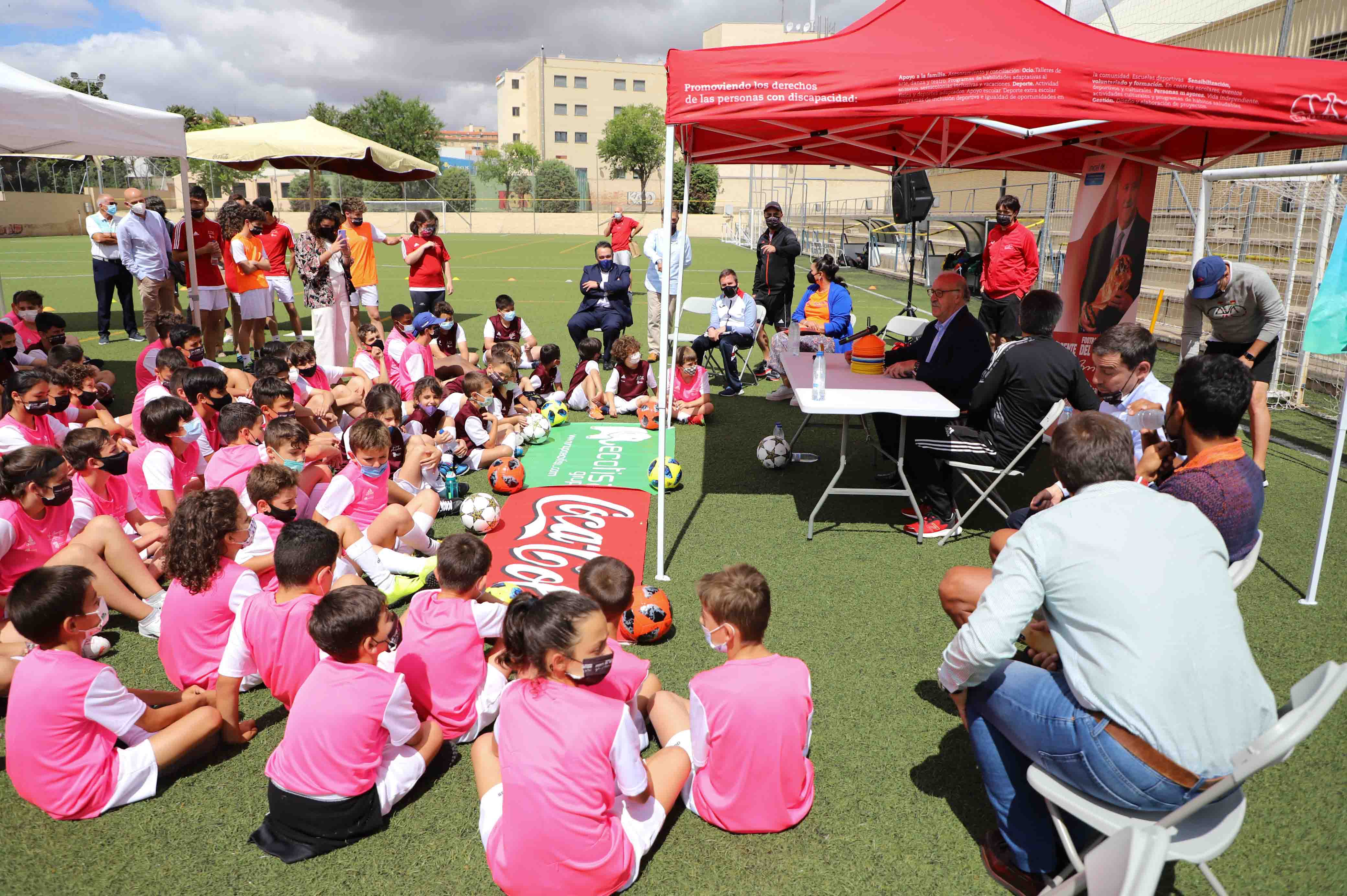 Vicente del Bosque visita su campus de verano