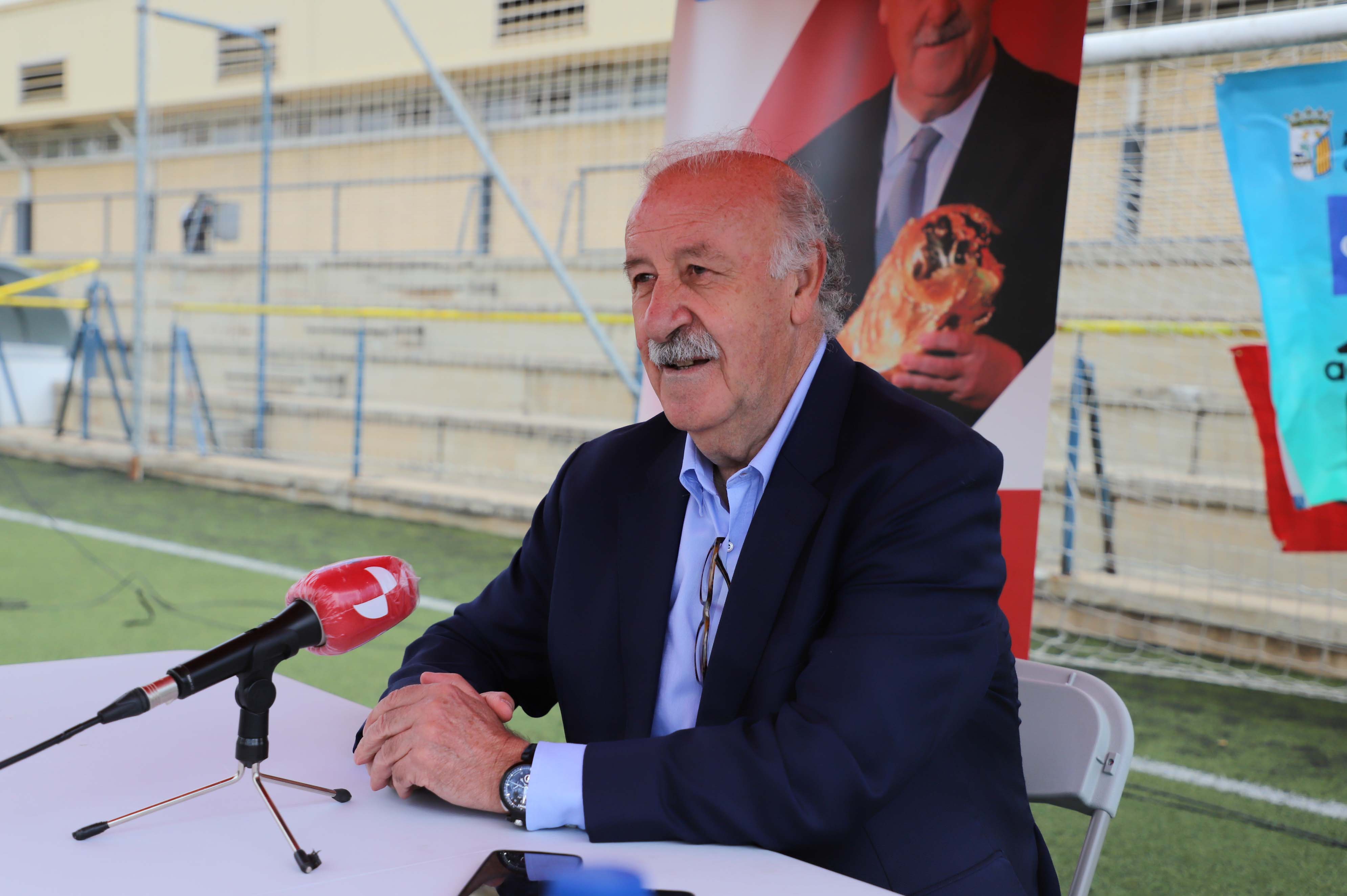 Vicente del Bosque visita su campus de verano