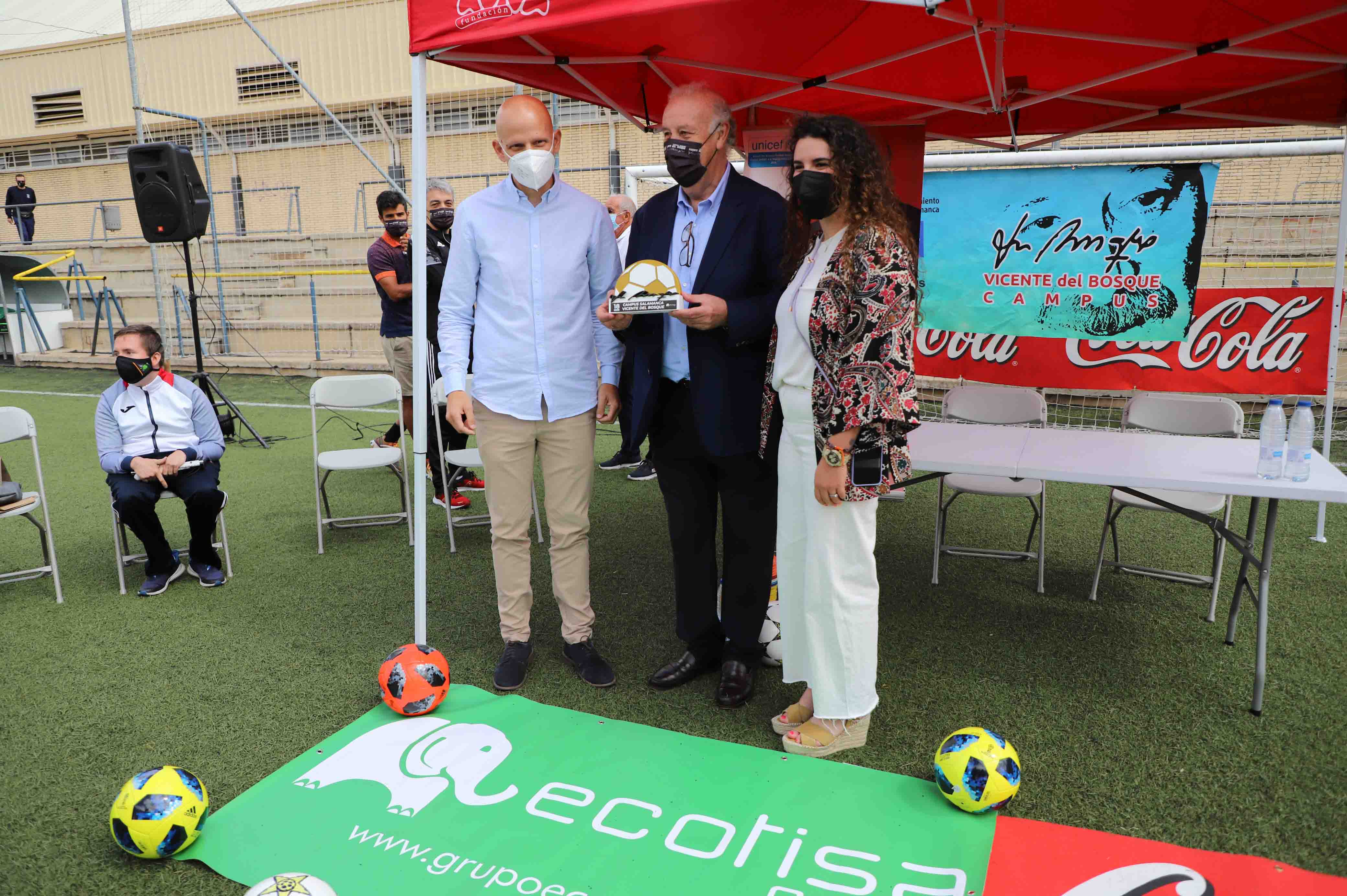 Vicente del Bosque visita su campus de verano