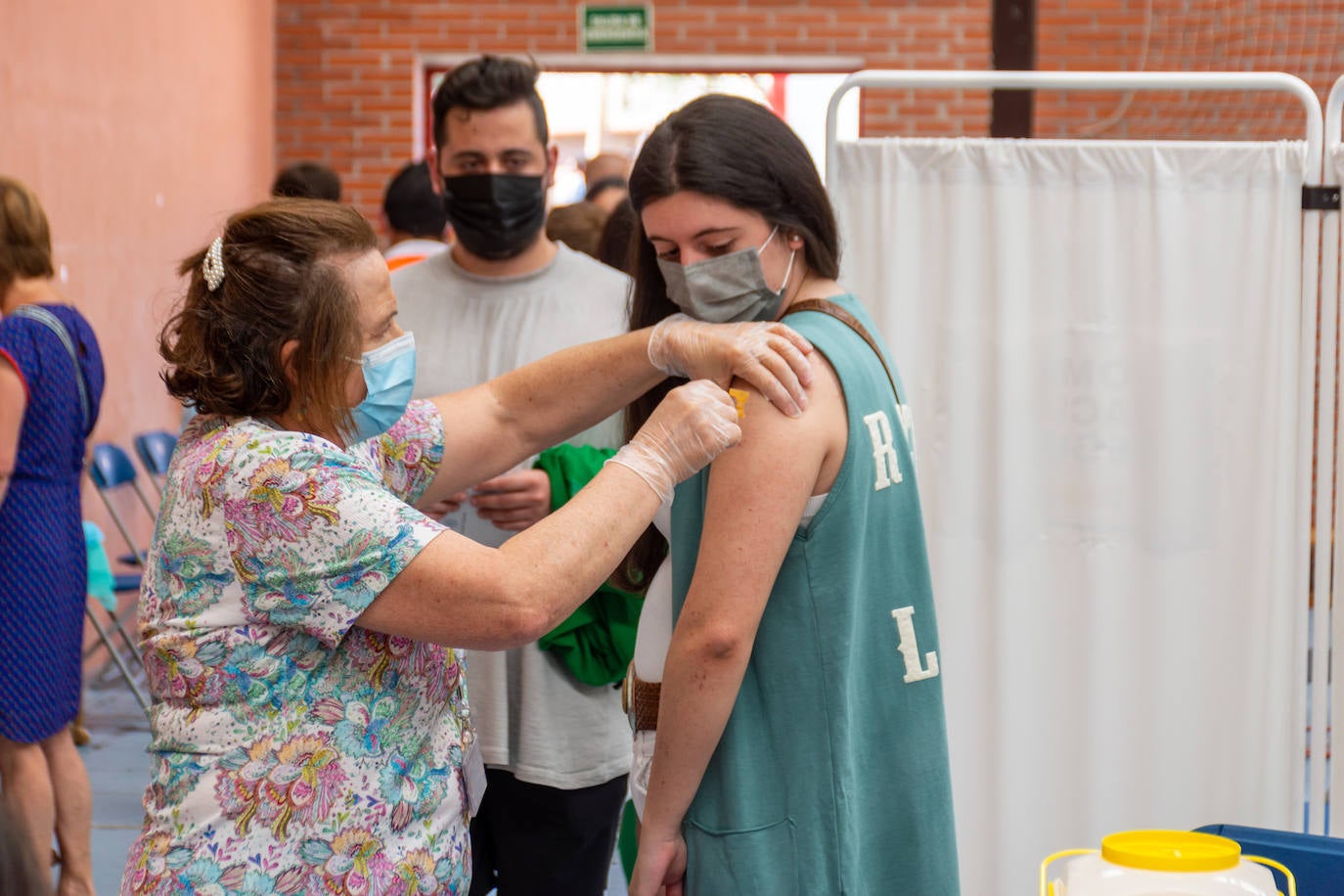 Fotos: Los futuros Erasmus de la UVA se vacunan en Palencia