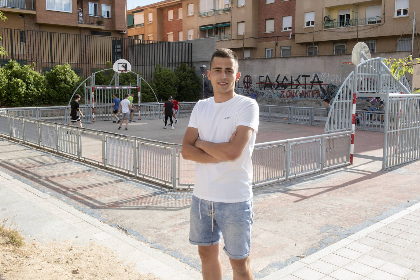 Jorge Cárdaba, junto a la cancha de fútbol sala del barrio de San Lorenzo.