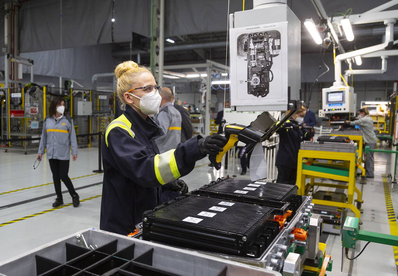 Una mujer trabaja en la factoría de Renault.