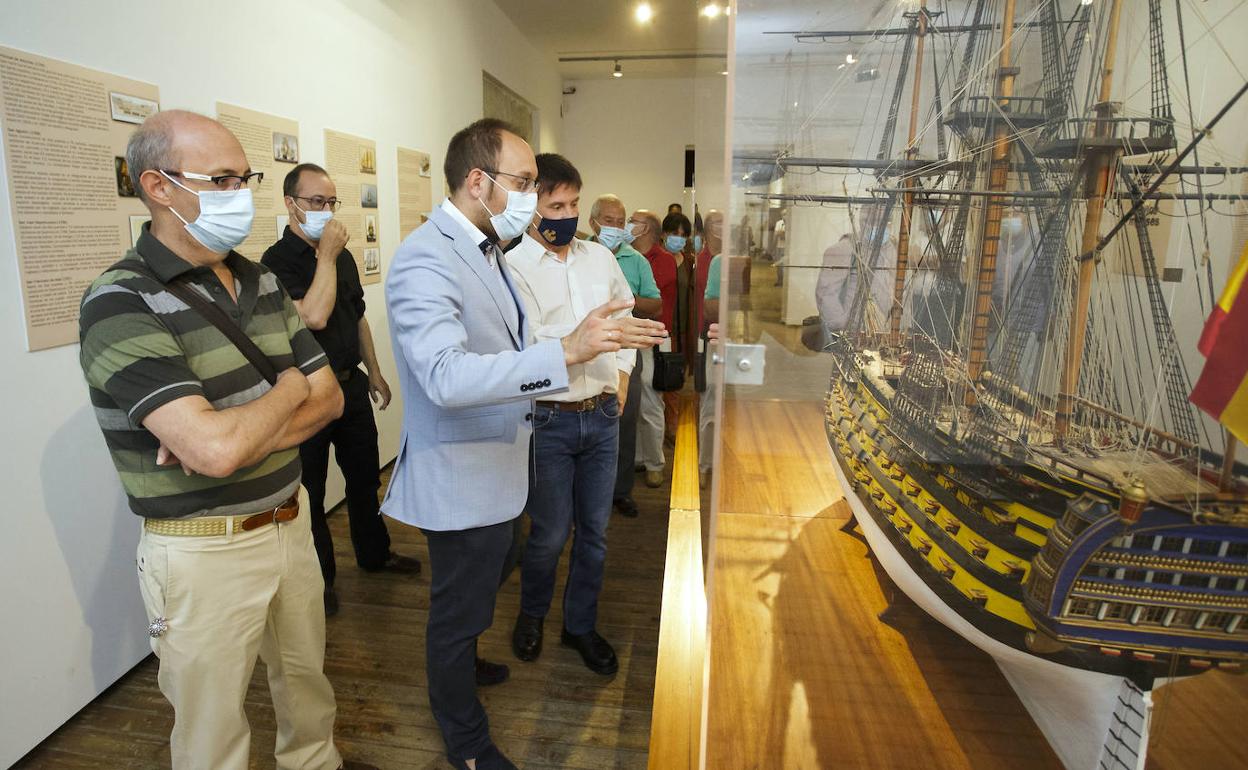 El alcalde de Ciudad Rodrigo, Marcos Iglesias, en la inauguración de la exposición «Trafalgar. La Derrota Gloriosa» en el Palacio de los Águila de Ciudad Rodrigo. 