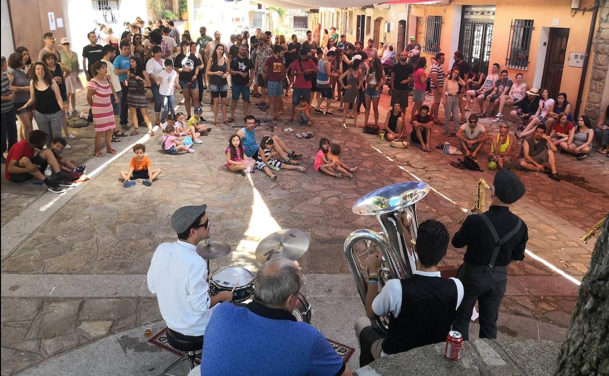 Una actuación del Festival CUCA 4 Caminos de Herguijuela de la Sierra de años anteriores.