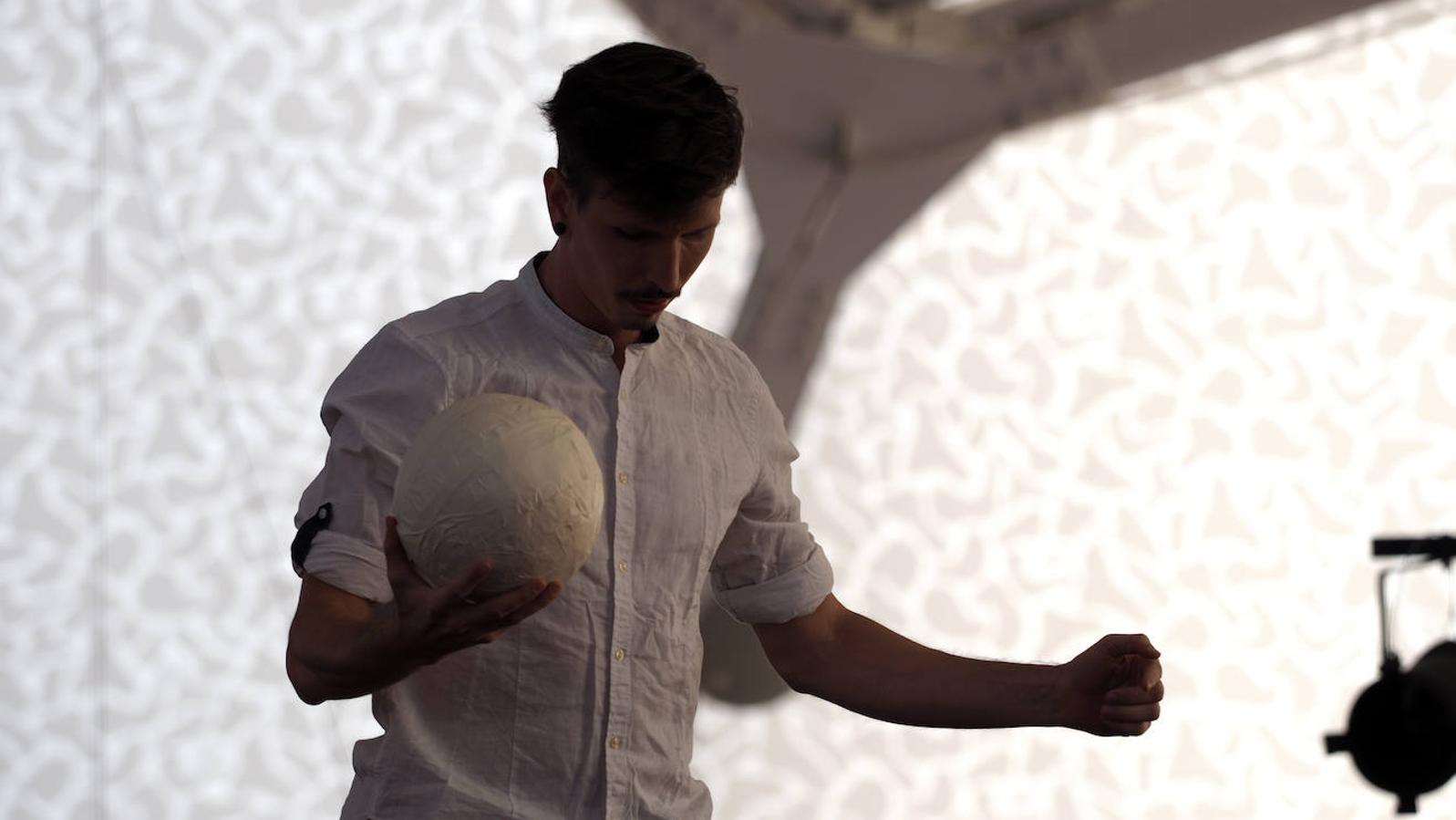 Ovvio, de Kolektiv Lapso Cirk, en la Cúpula del Milenio