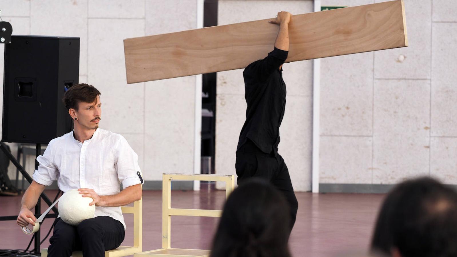 Ovvio, de Kolektiv Lapso Cirk, en la Cúpula del Milenio