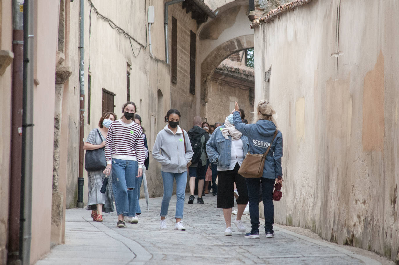 Grupo de visitantes en una ruta guiada por la ciudad.