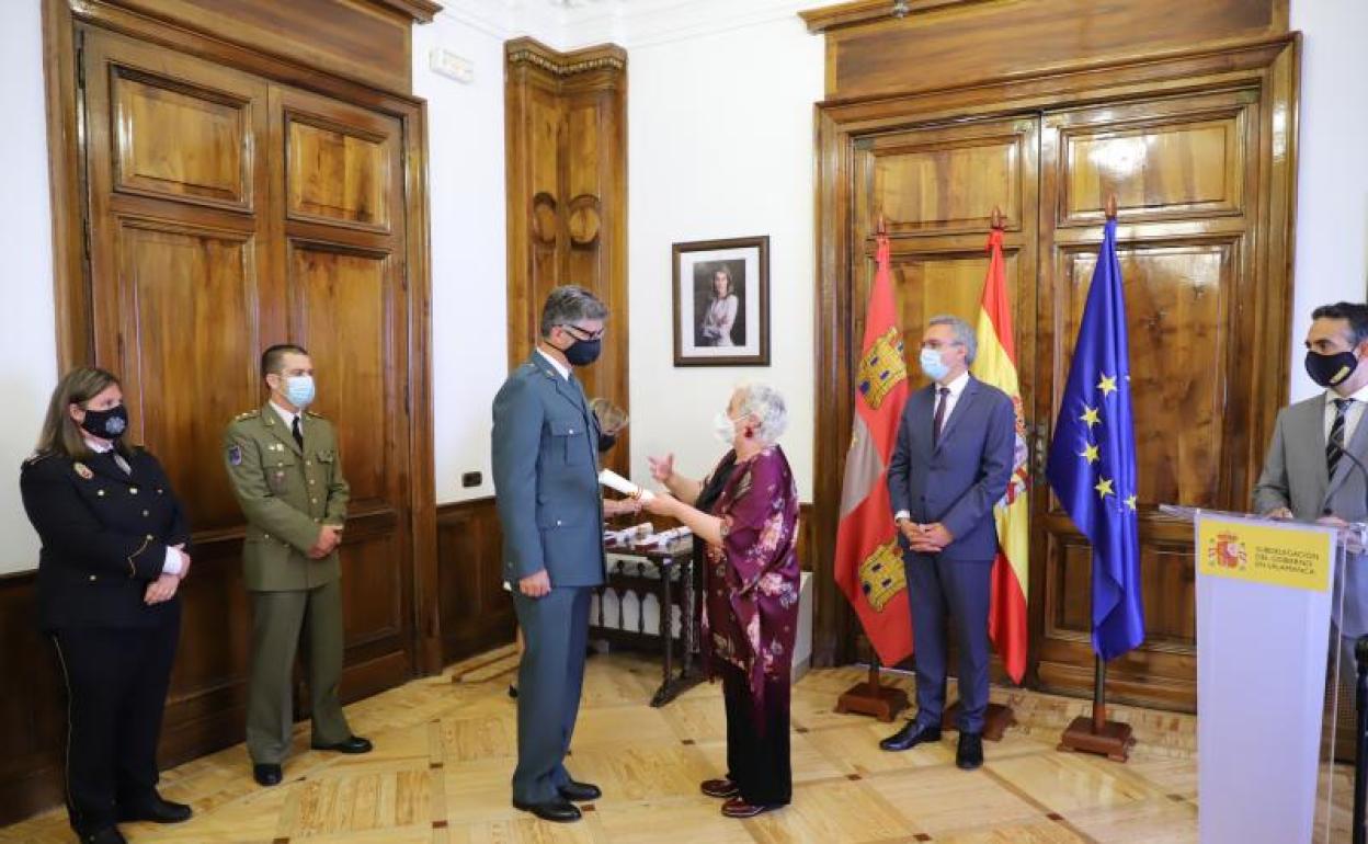La subdelegada del Gobierno entrega su condecoración al coronel del Ejercito de Tierra Juan María Hurtado .