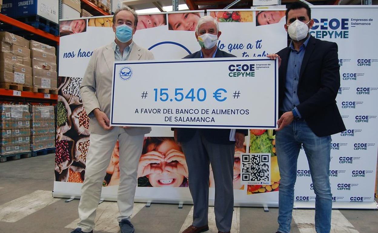Imagen de la entrega del cheque.