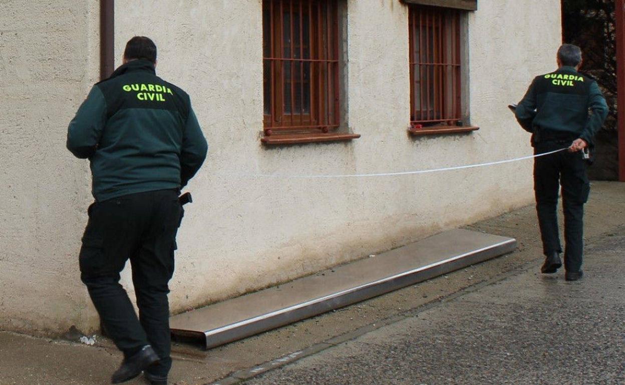 Agentes de la Guardia Civil de Segovia durante la operación. 