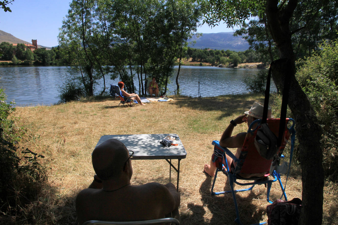 Bañistas en zonas como el Pontón Alto, La Panera o el pantano de Los Ángeles de San Rafael.