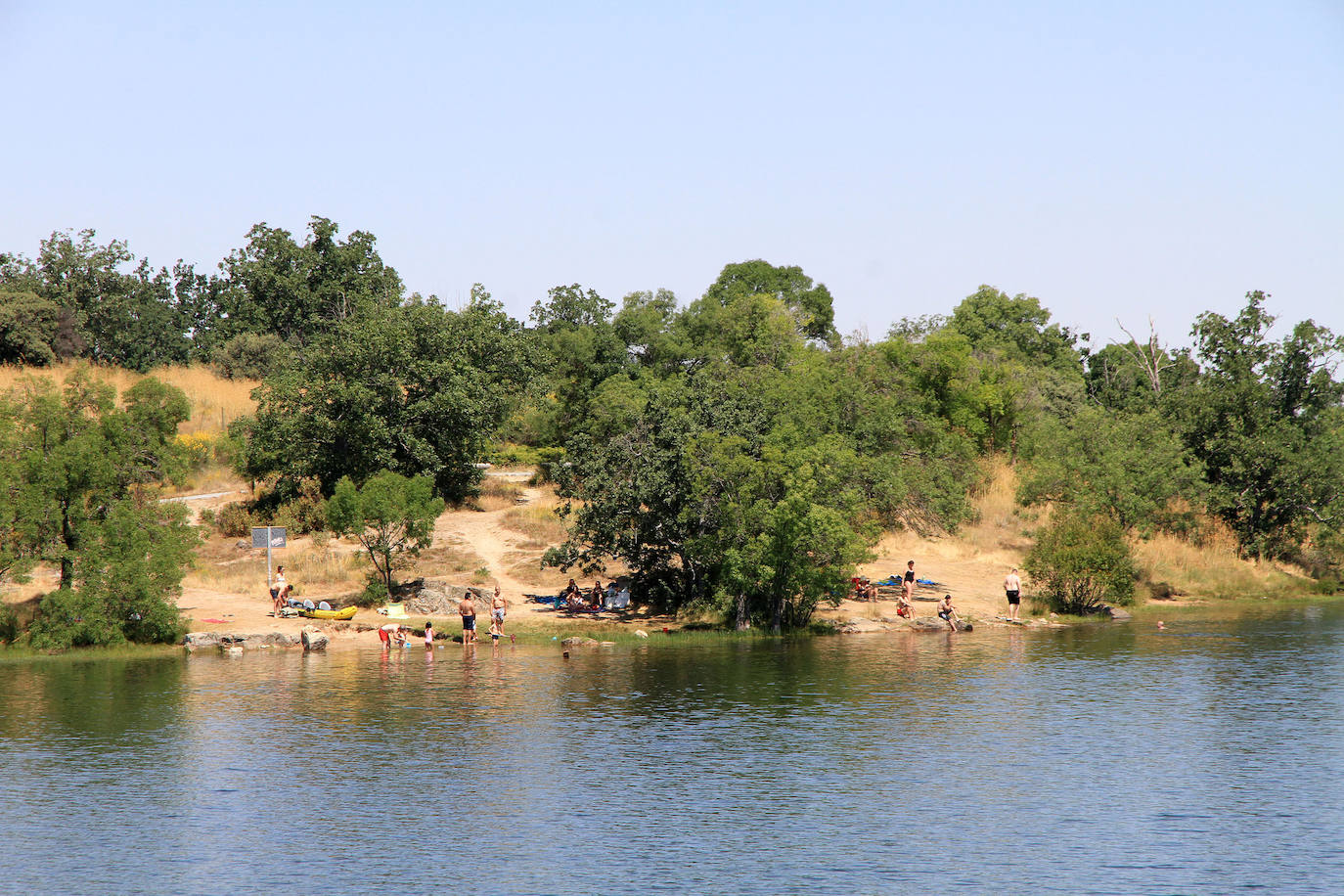 Bañistas en zonas como el Pontón Alto, La Panera o el pantano de Los Ángeles de San Rafael.