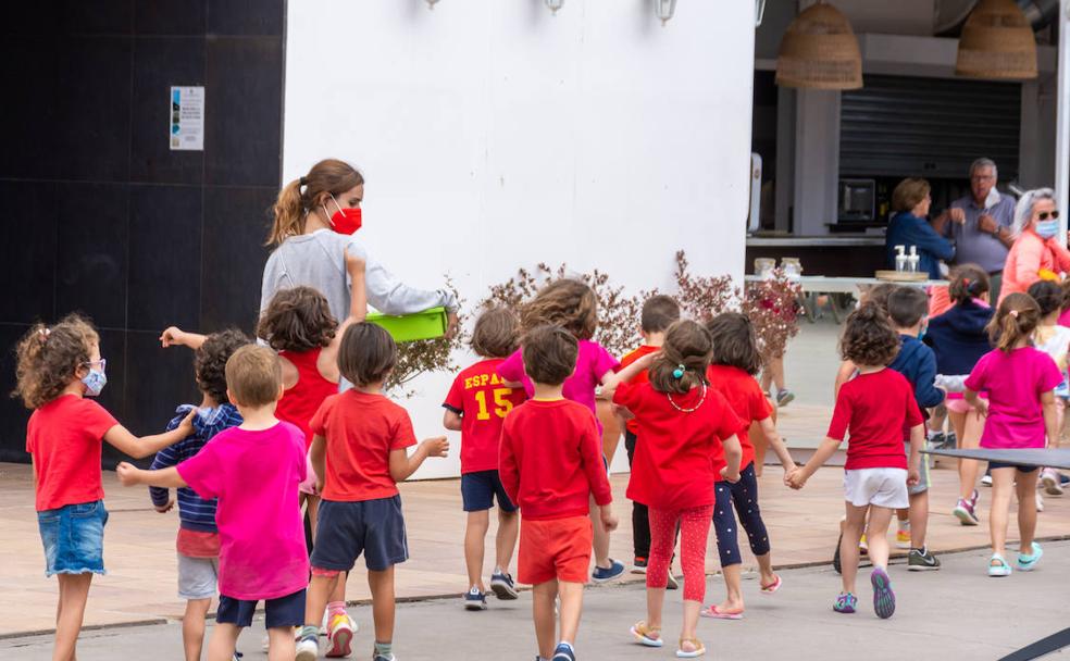 Los niños del campamento de Smile, en las instalaciones del hotel Rey Sancho. 