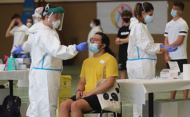 Imagen principal - Masiva respuesta de los jóvenes de Salamanca al cribado de la Junta con grandes colas en el pabellón Unamuno