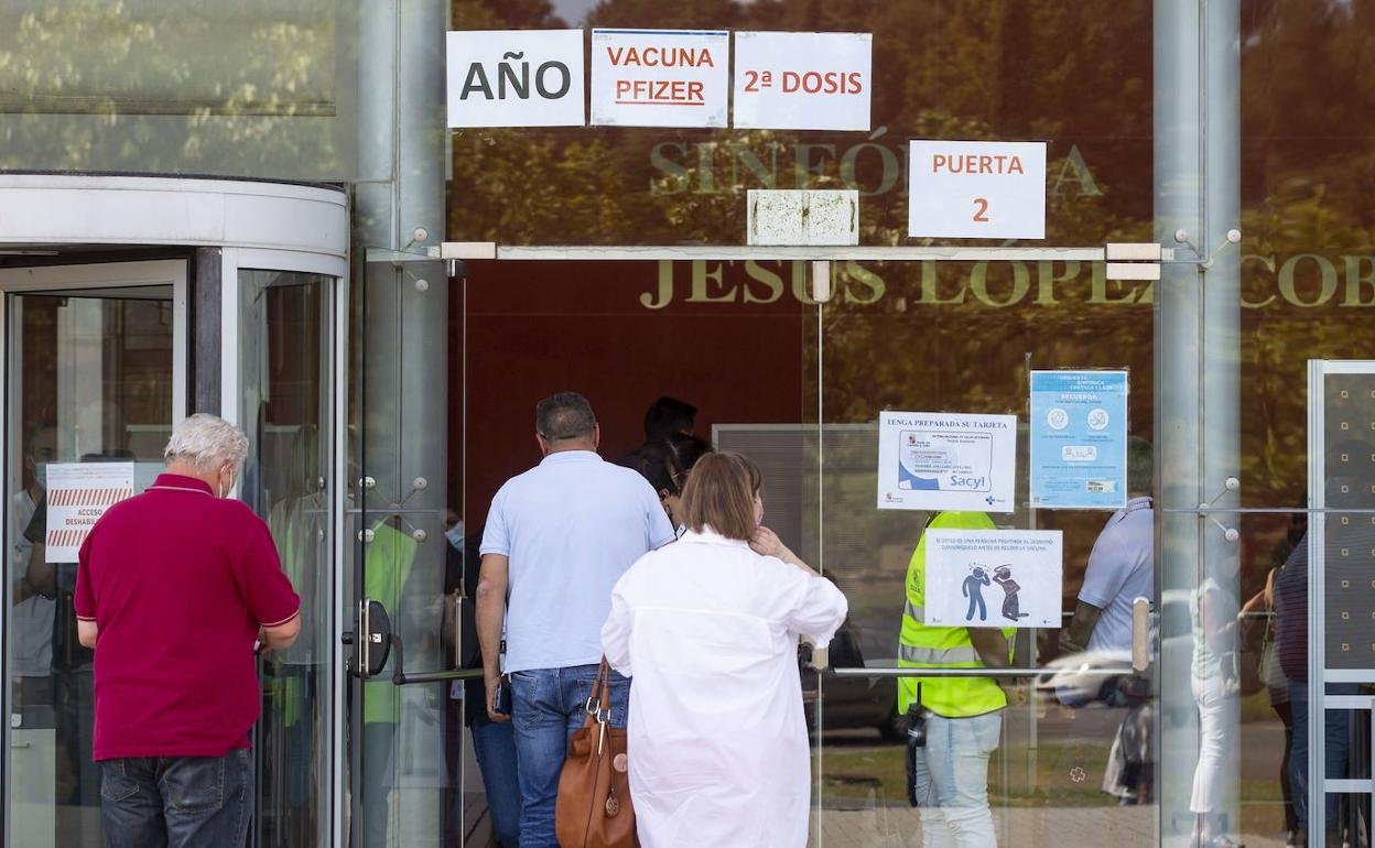 Acceso a la zona de vacunación en el M iguel Delibes de Valladolid.