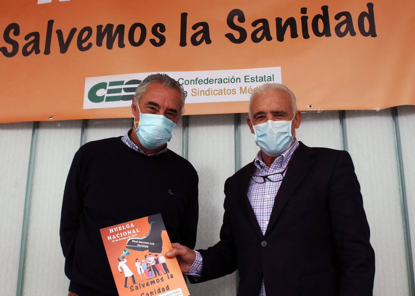 Miguel Marina (izq), presidente de la Confederación Estatal de Sindicatos Médicos (CESM) en Segovia.