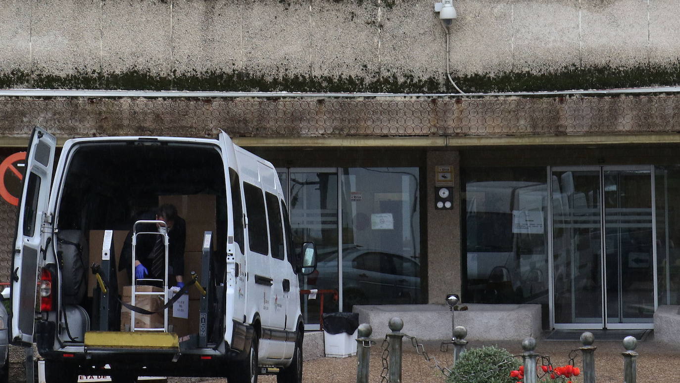 Descarga de material sanitario en la Residencia Asistida el pasado otoño.