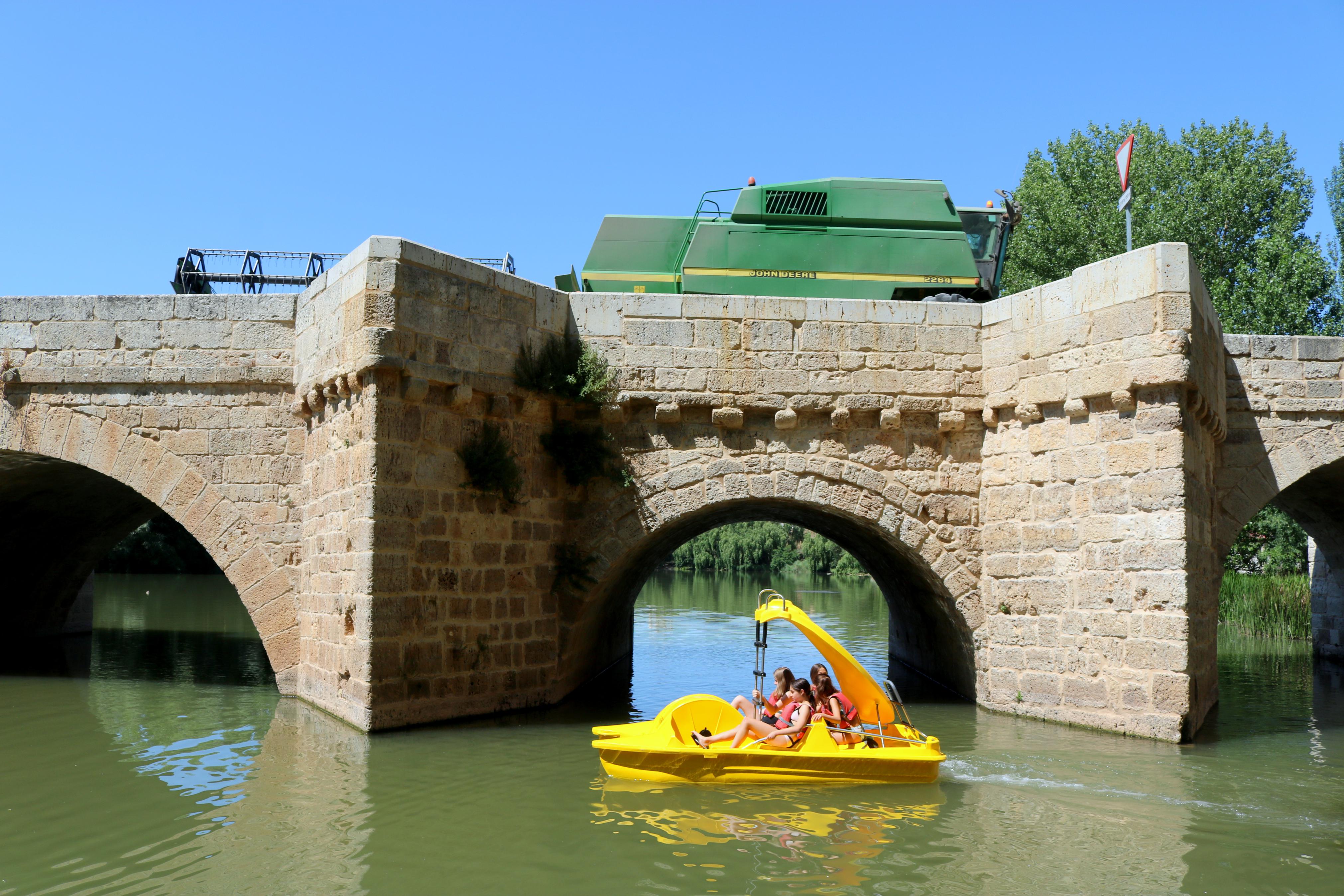 Las piraguas y barcas a pedales son un atractivo más en el Verano Cultural de Torquemada