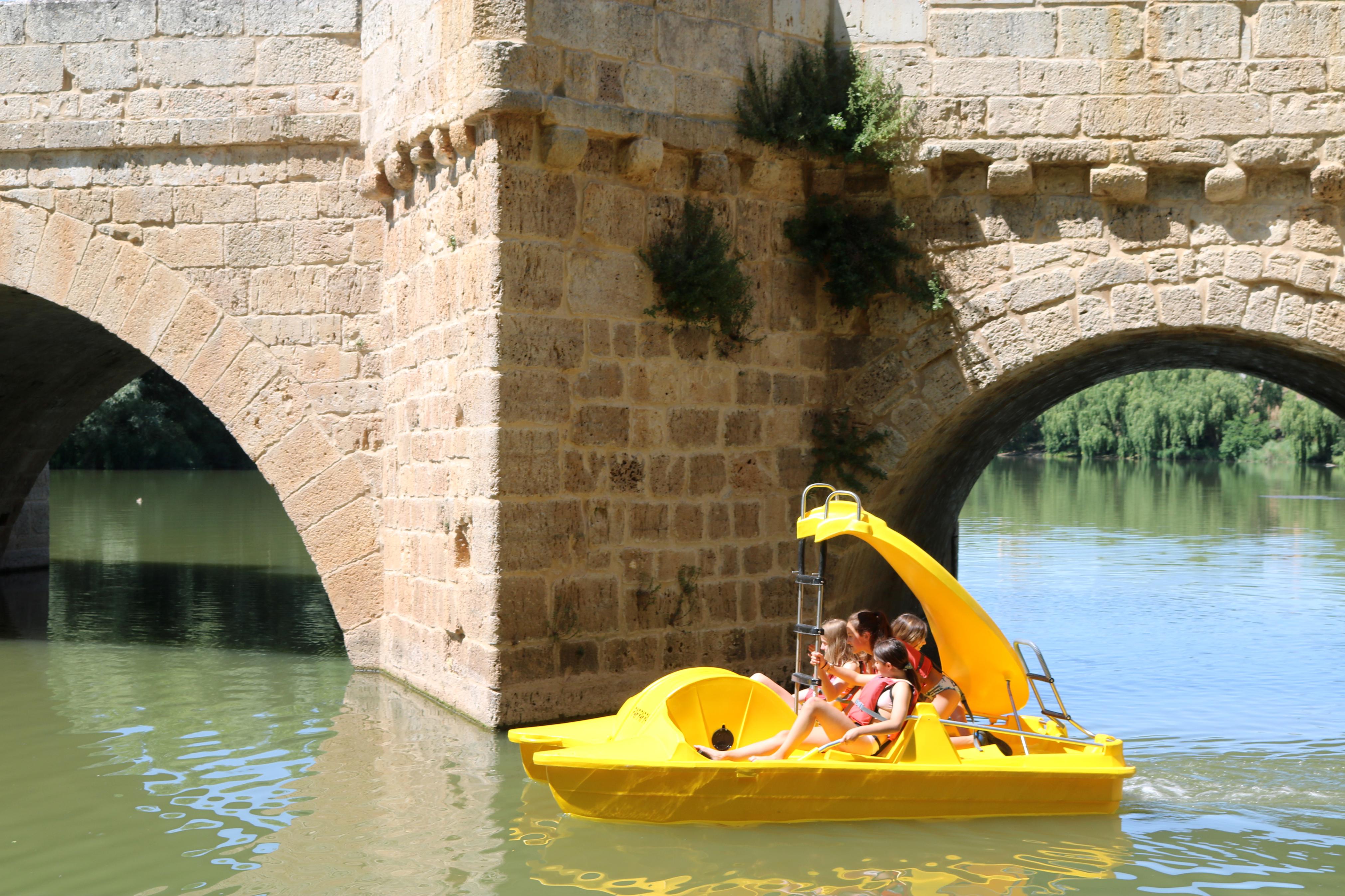 Las piraguas y barcas a pedales son un atractivo más en el Verano Cultural de Torquemada