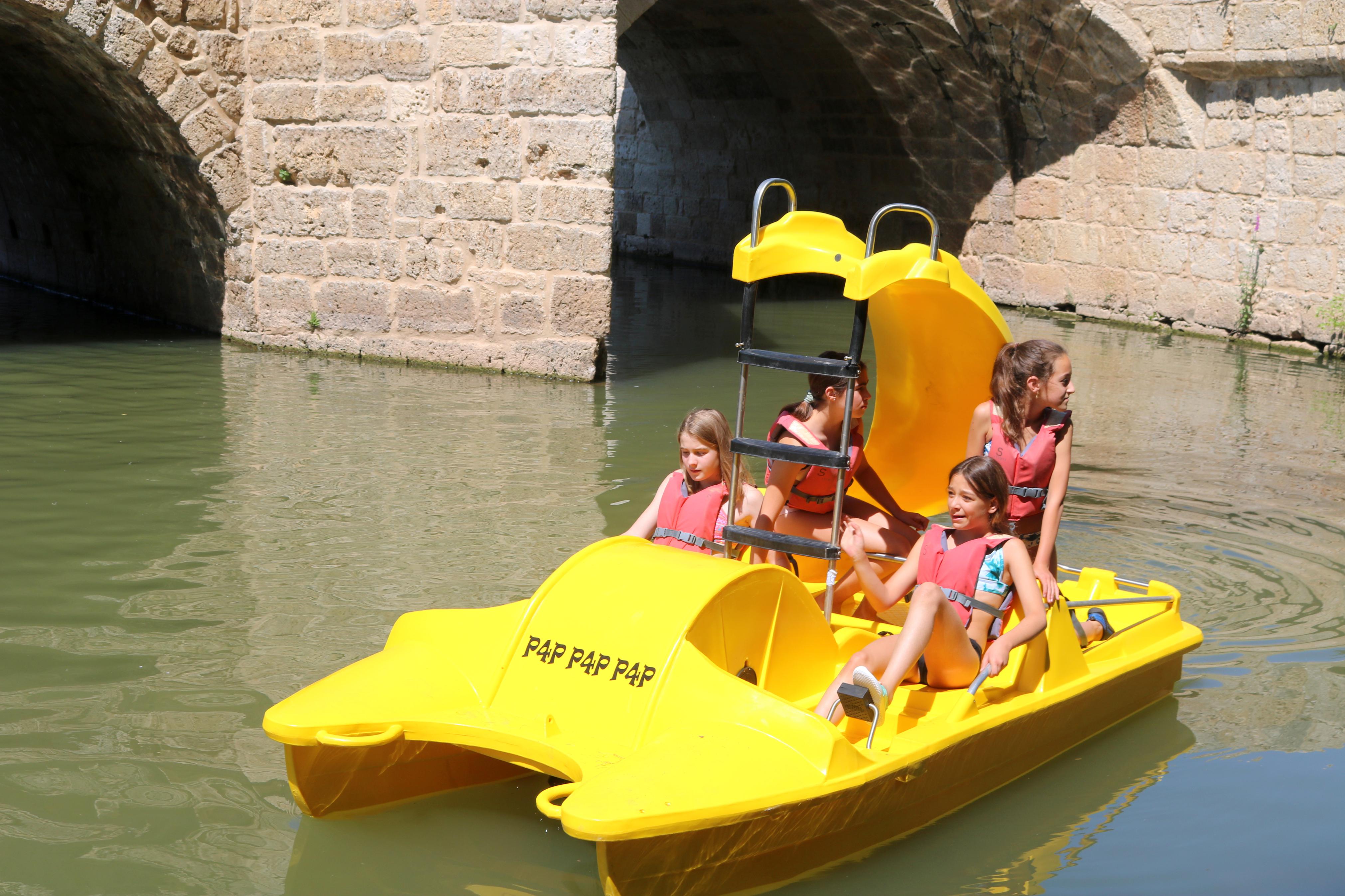 Las piraguas y barcas a pedales son un atractivo más en el Verano Cultural de Torquemada