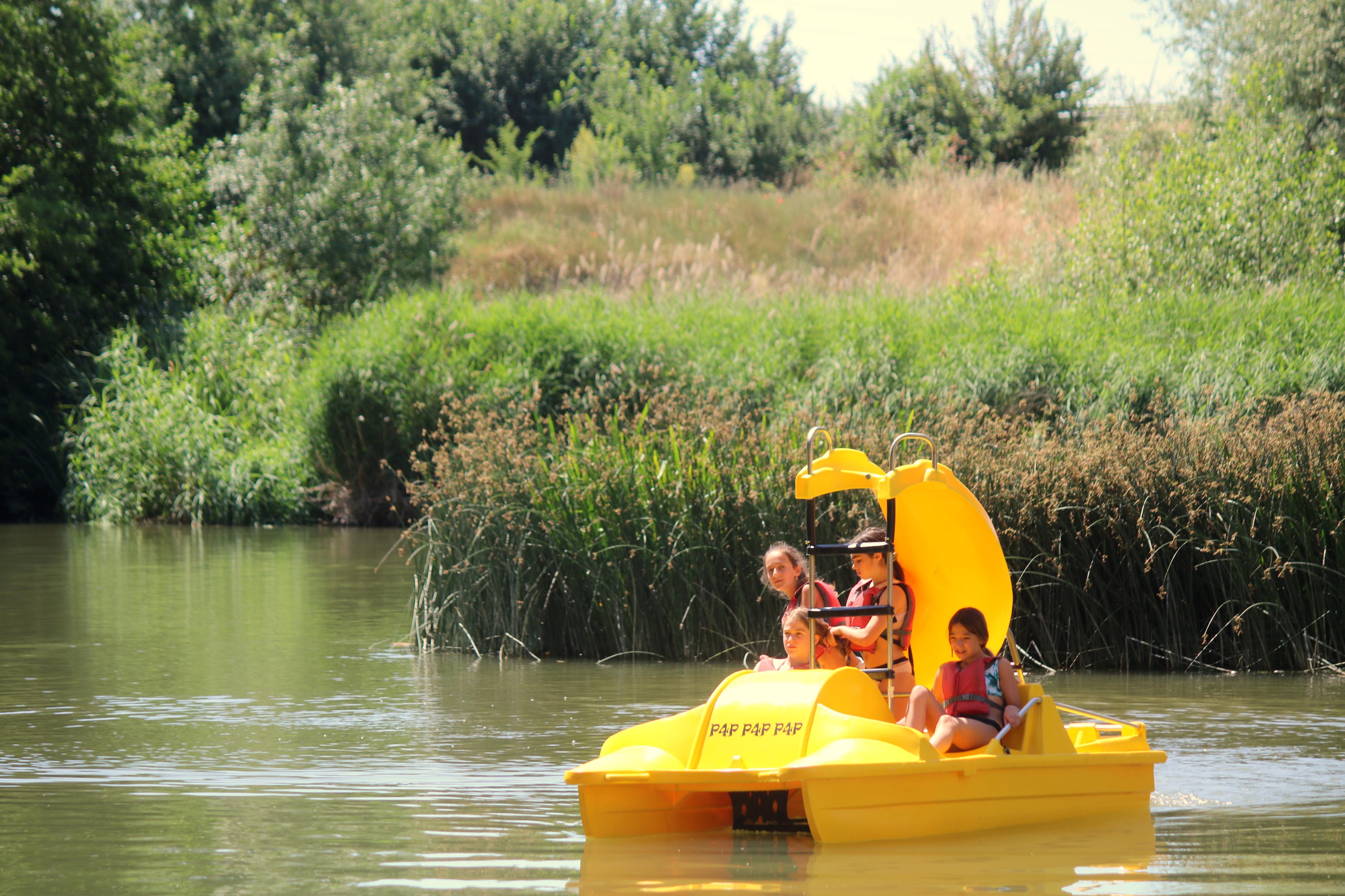 Las piraguas y barcas a pedales son un atractivo más en el Verano Cultural de Torquemada