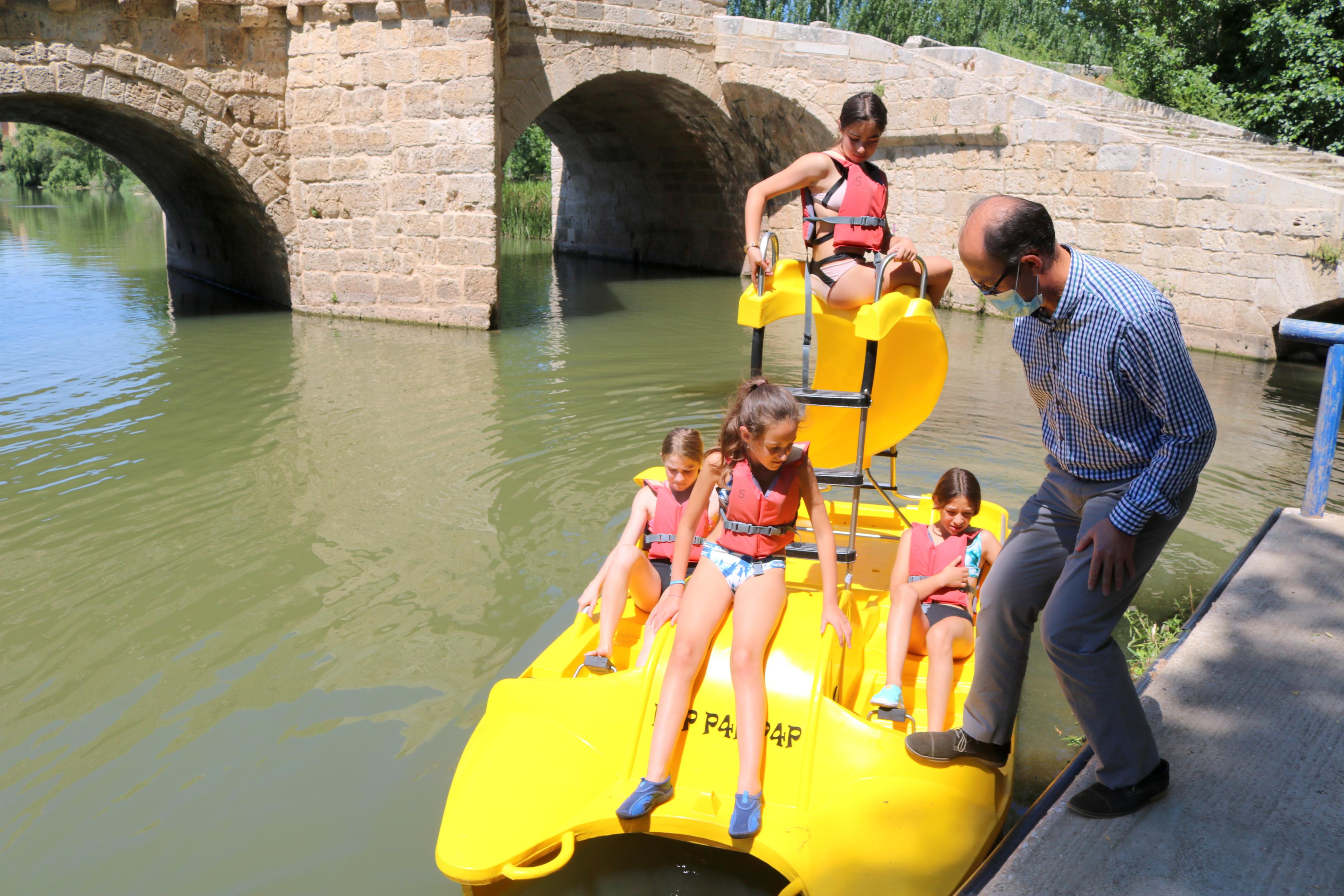 Las piraguas y barcas a pedales son un atractivo más en el Verano Cultural de Torquemada