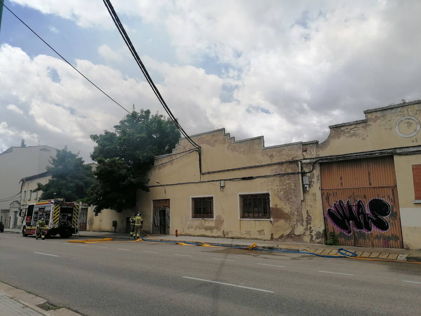 Fotos: El incendio en un solar permite descubrir droga y salvar a varios galgos enjaulados