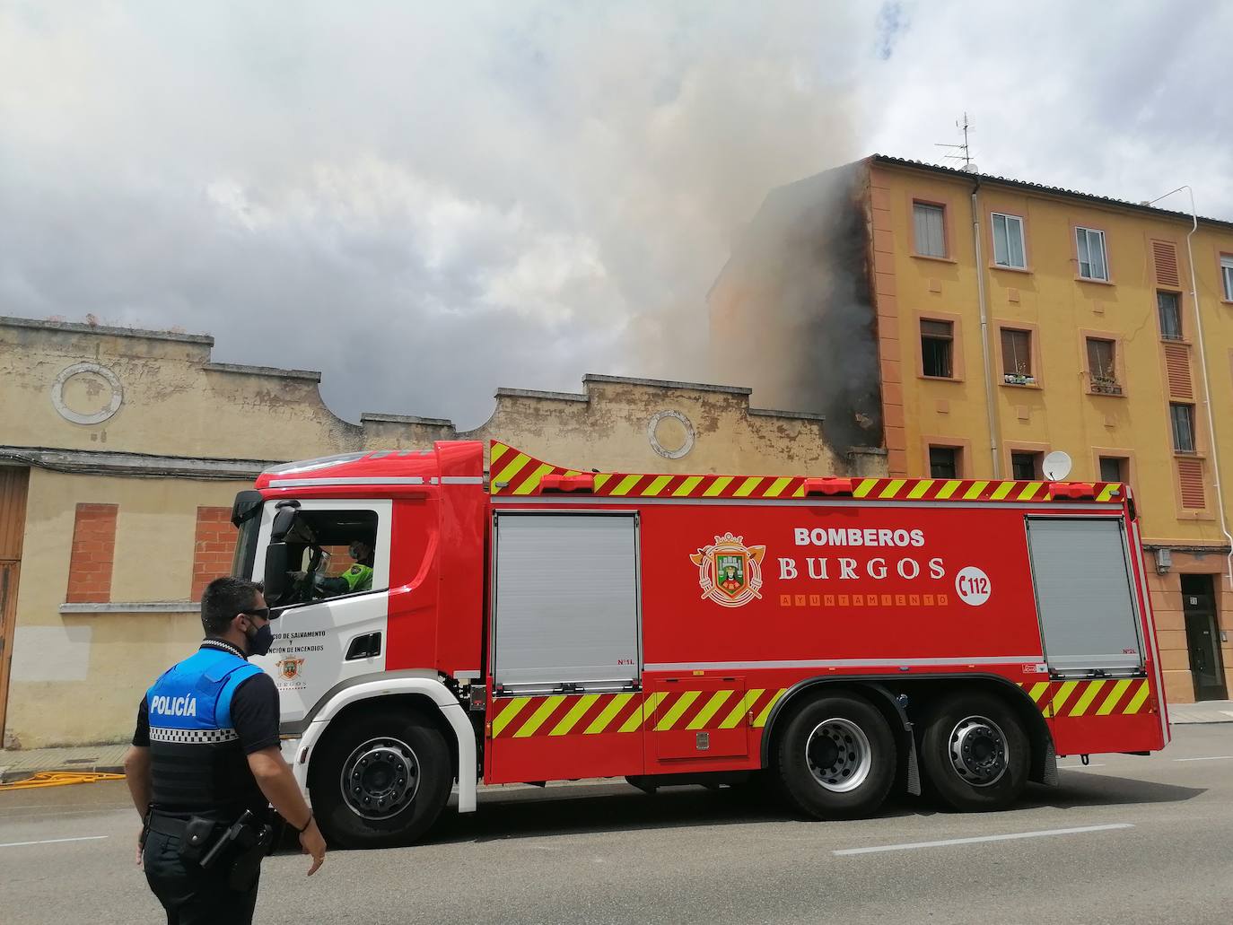 Fotos: El incendio en un solar permite descubrir droga y salvar a varios galgos enjaulados