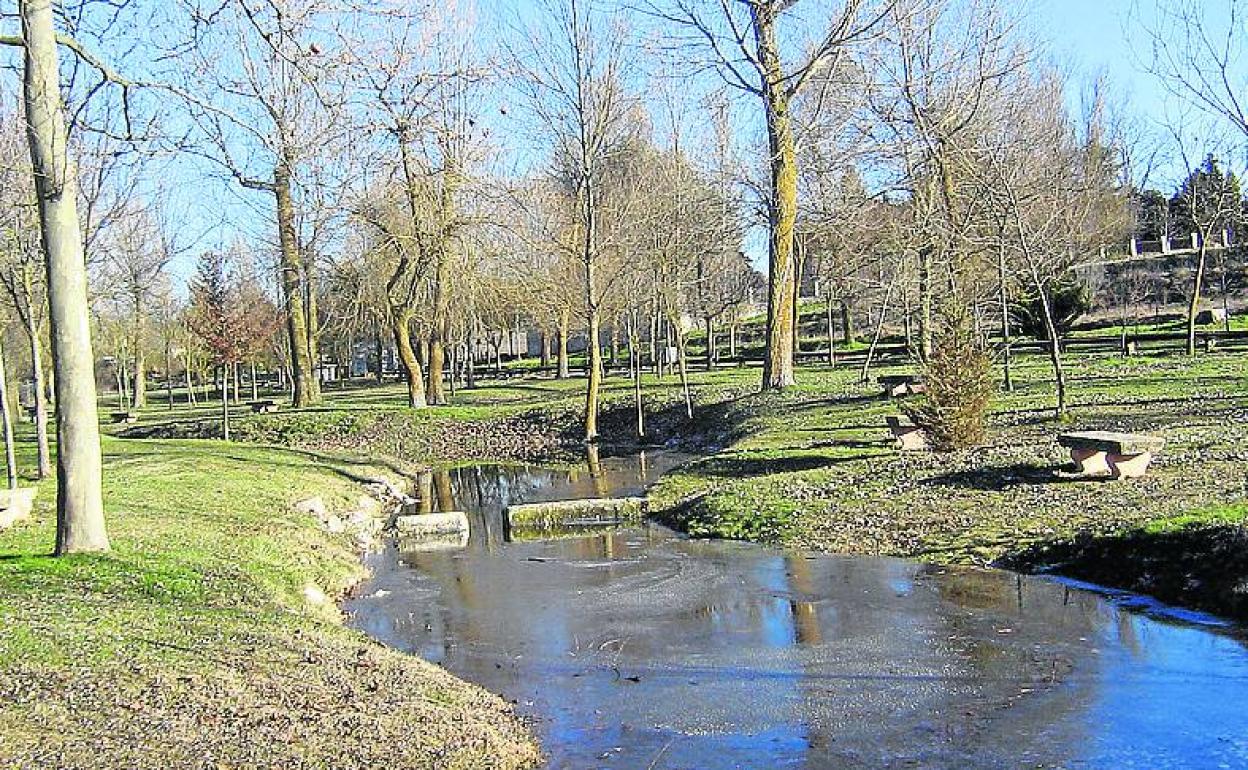 Arroyo junto a la entrada al santuario. 